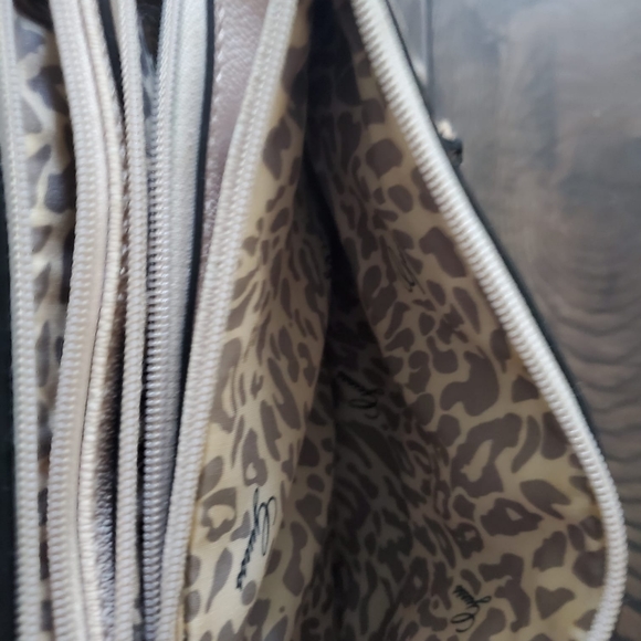 Guess - Picture 16 of 16